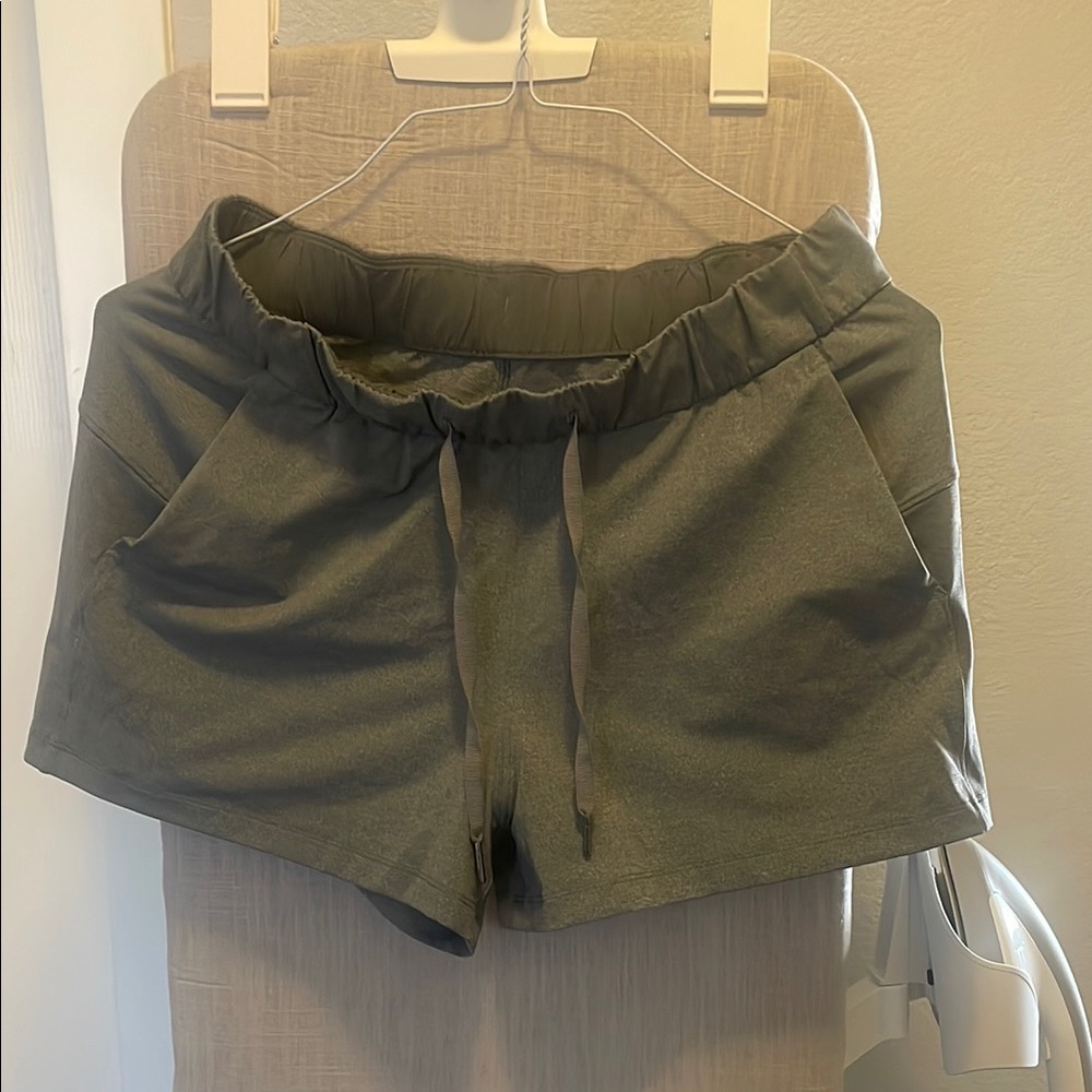 Lululemon Athletica Athletic Shorts with Elastic Waistband in gray and black